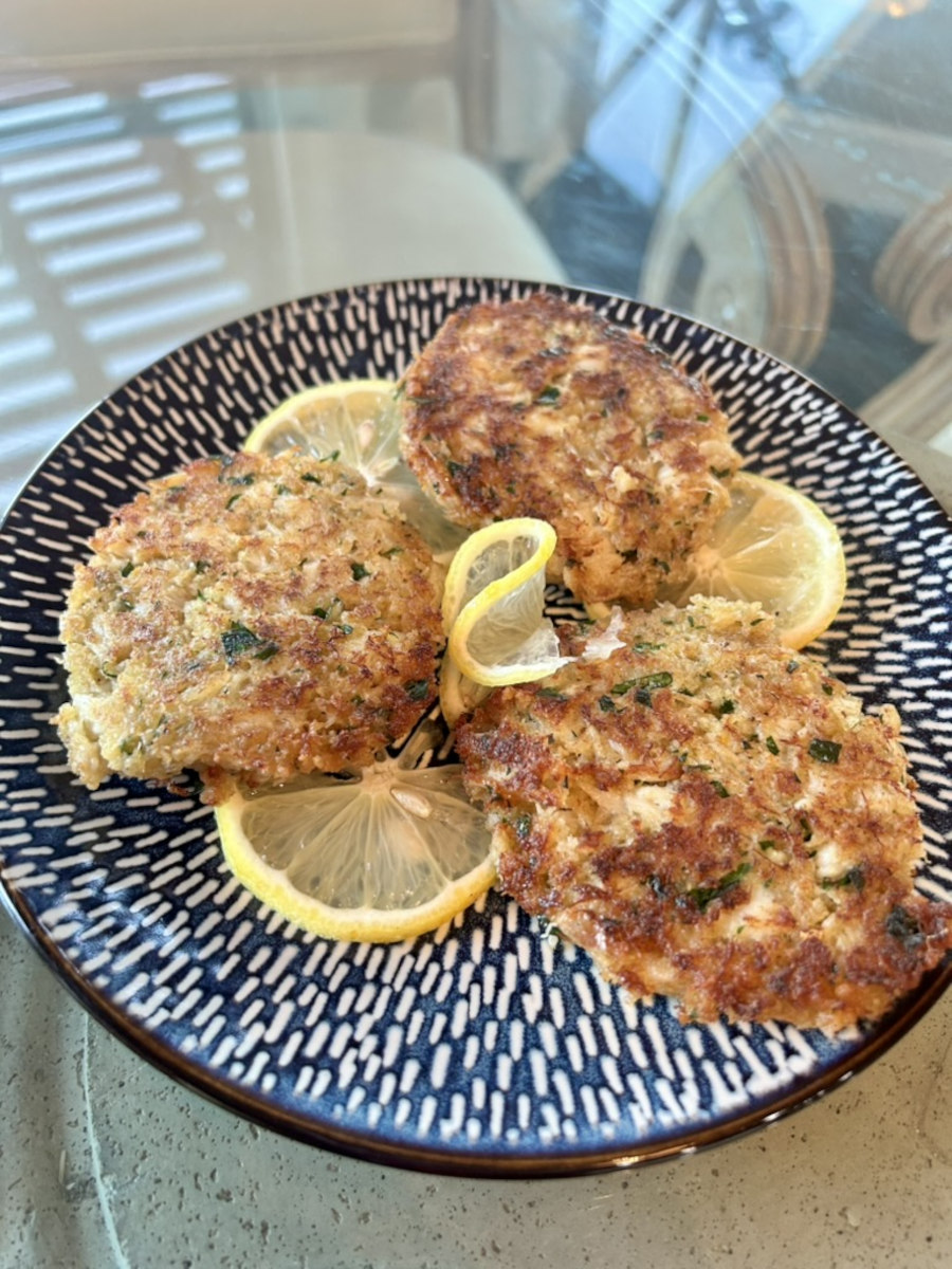 Lightly fried crab cakes served with lemon slices, and optionally spicy remoulade.